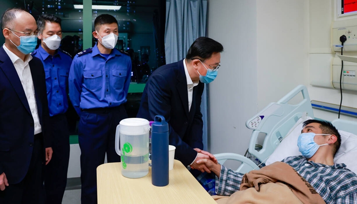 周霁农融前往医院探望慰问参与火灾救援受伤的消防员