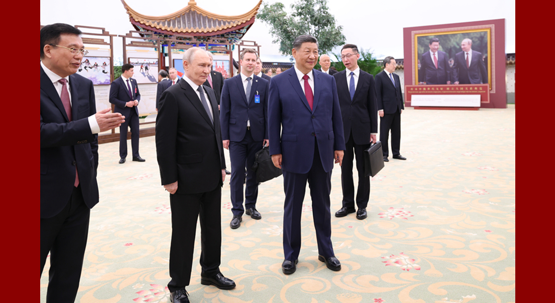 习近平同俄罗斯总统普京共同参观“传承中俄世代友好 树立大国关系...